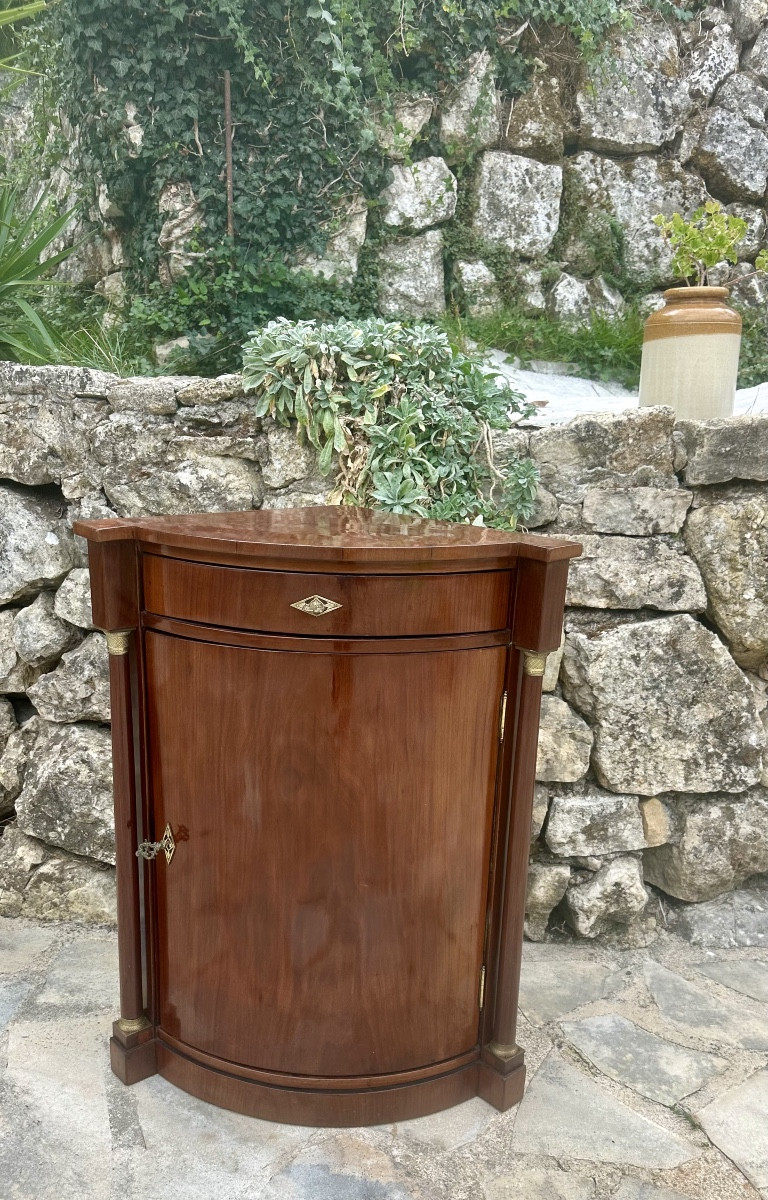 Small Corner Cupboard In Flamed Mahogany With Detached Columns, 19th Century.