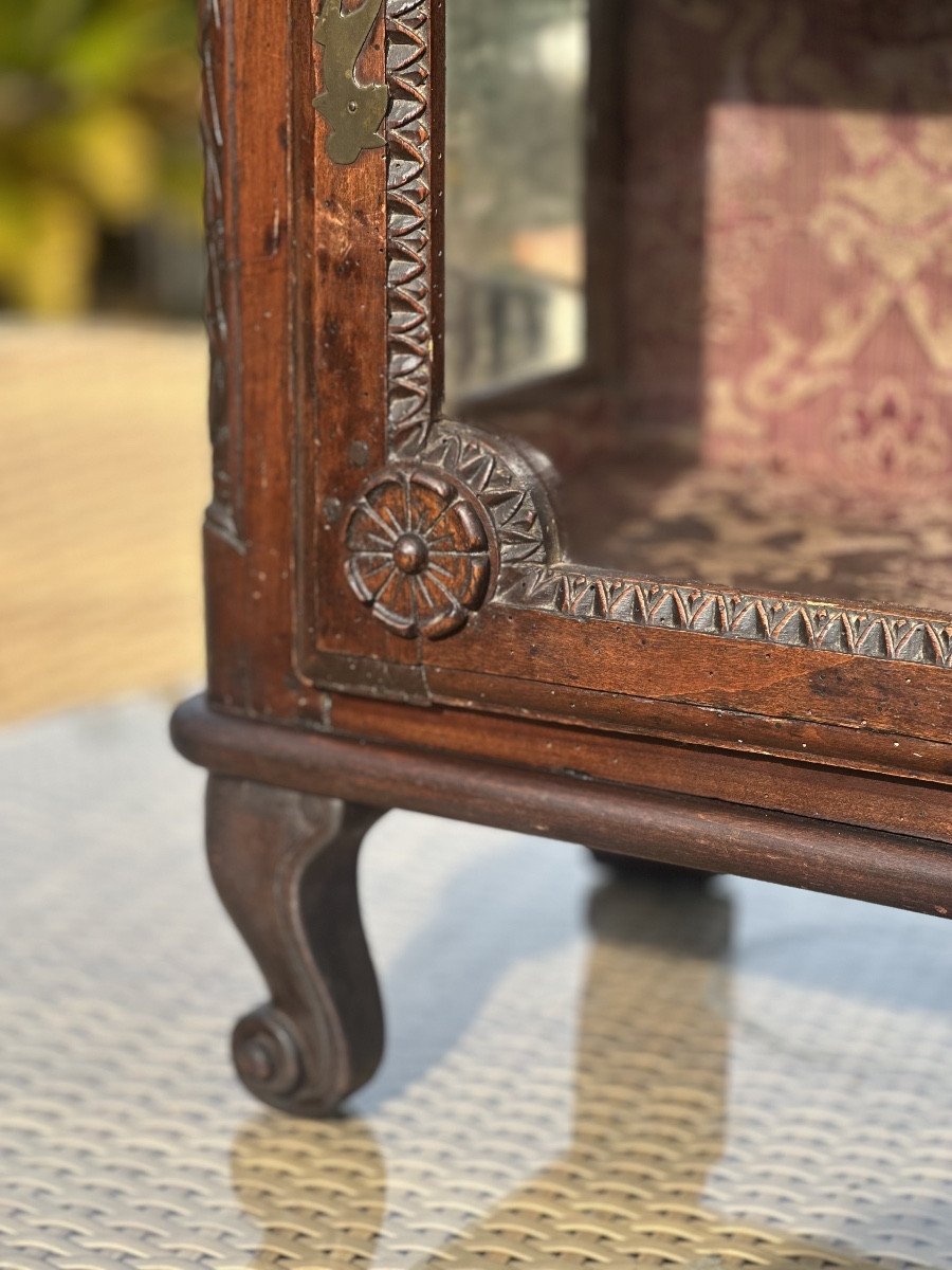 Petite vitrine à poser en Chêne massif sculpté .Époque fin  XIX siècle .-photo-2