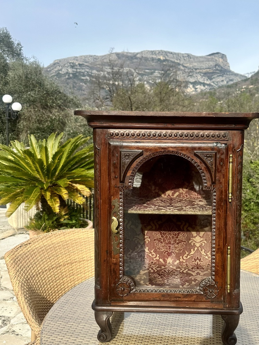 Petite vitrine à poser en Chêne massif sculpté .Époque fin  XIX siècle .