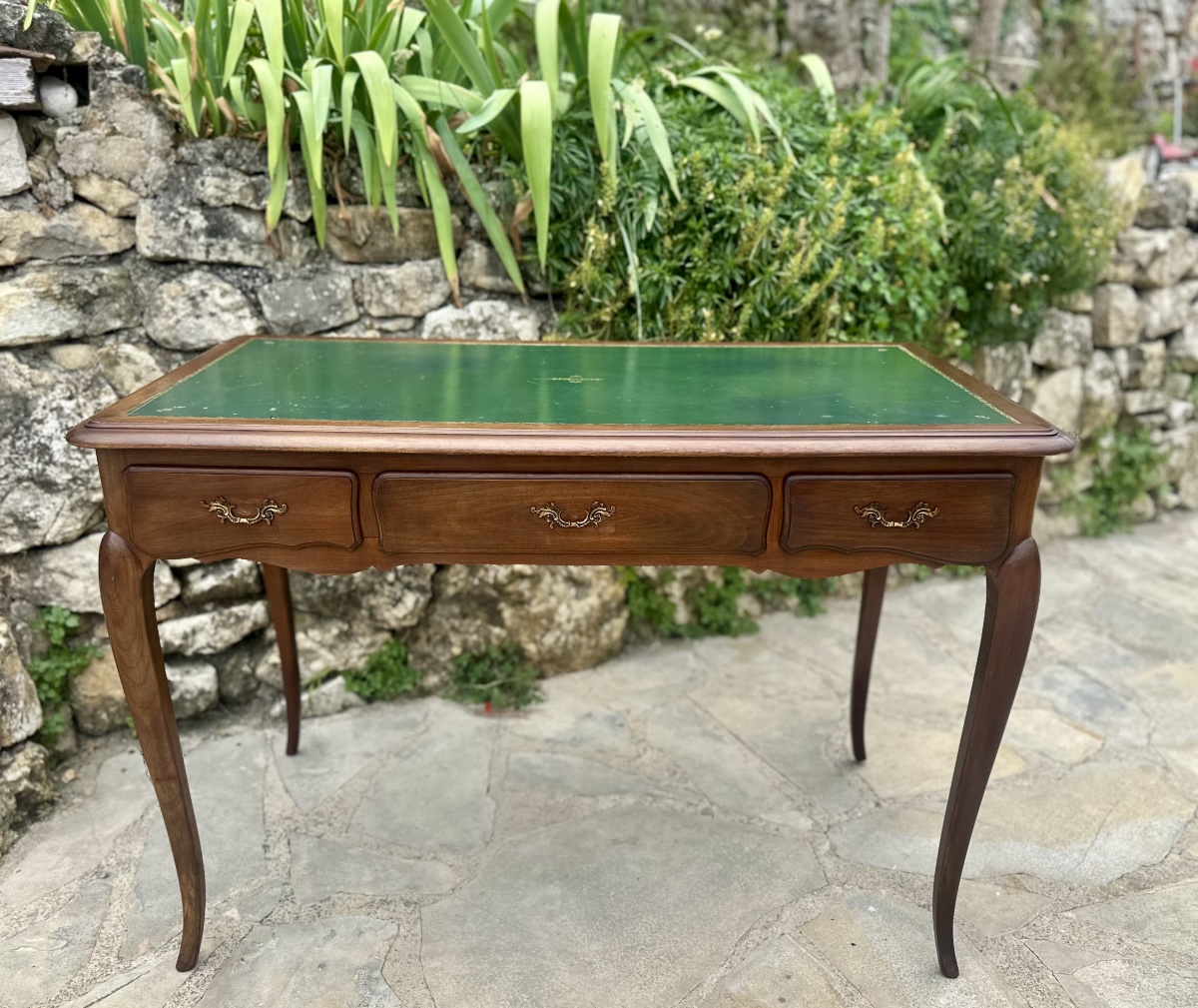 Petit Bureau de style Louis XV en bois massif Époque XX eme siècle.