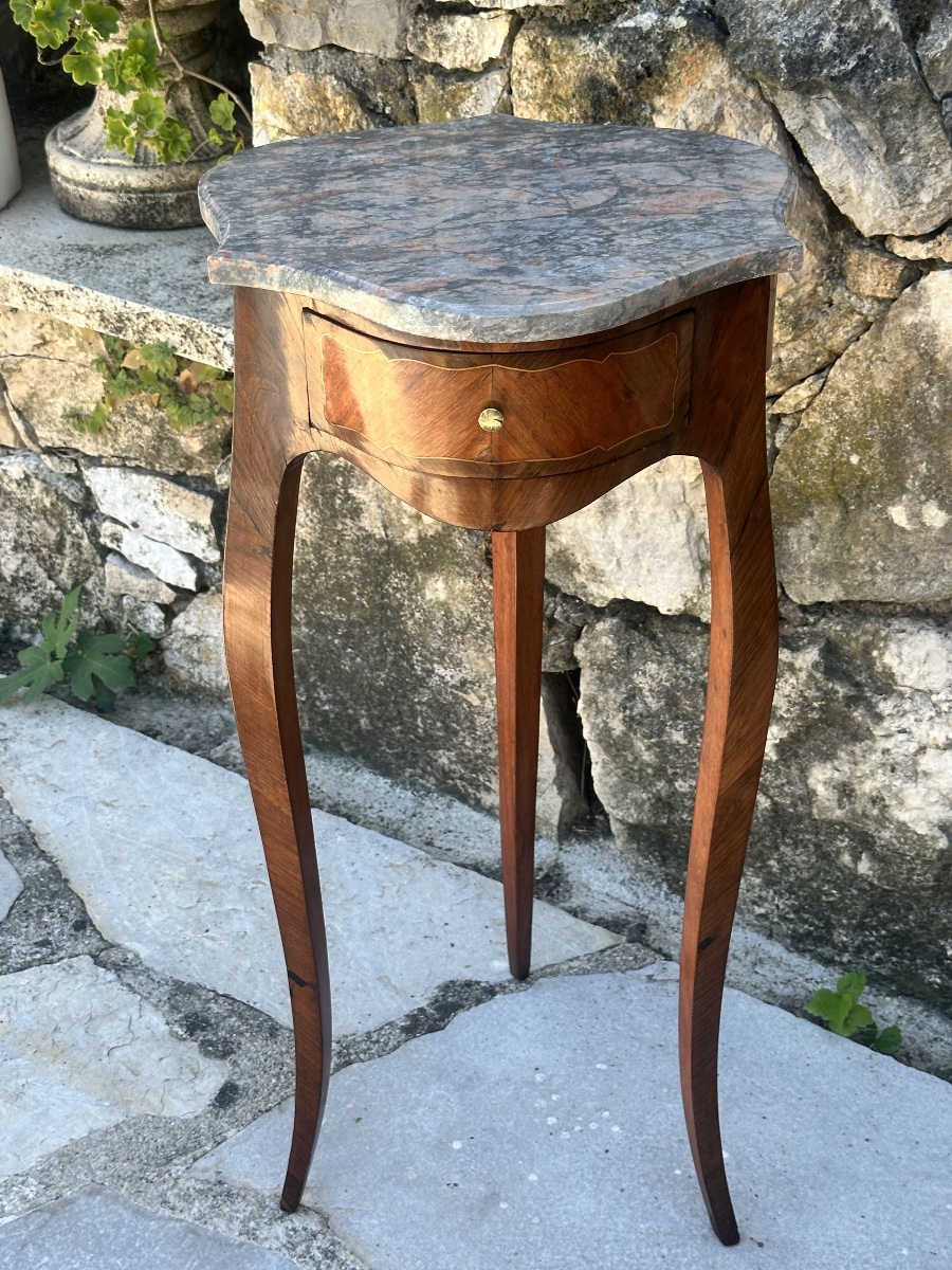 Table volante en Marqueterie de bois précieux, de style Louis XV .Époque XIX siècle.