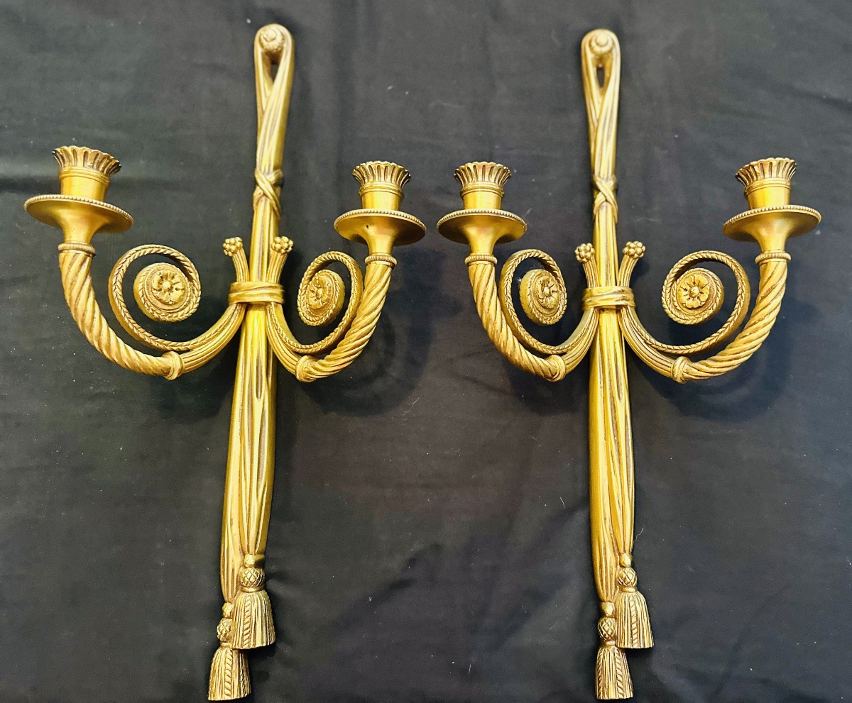 Paire d’Appliques Murales de style Louis XVI en Bronze Doré .XX eme siècle.