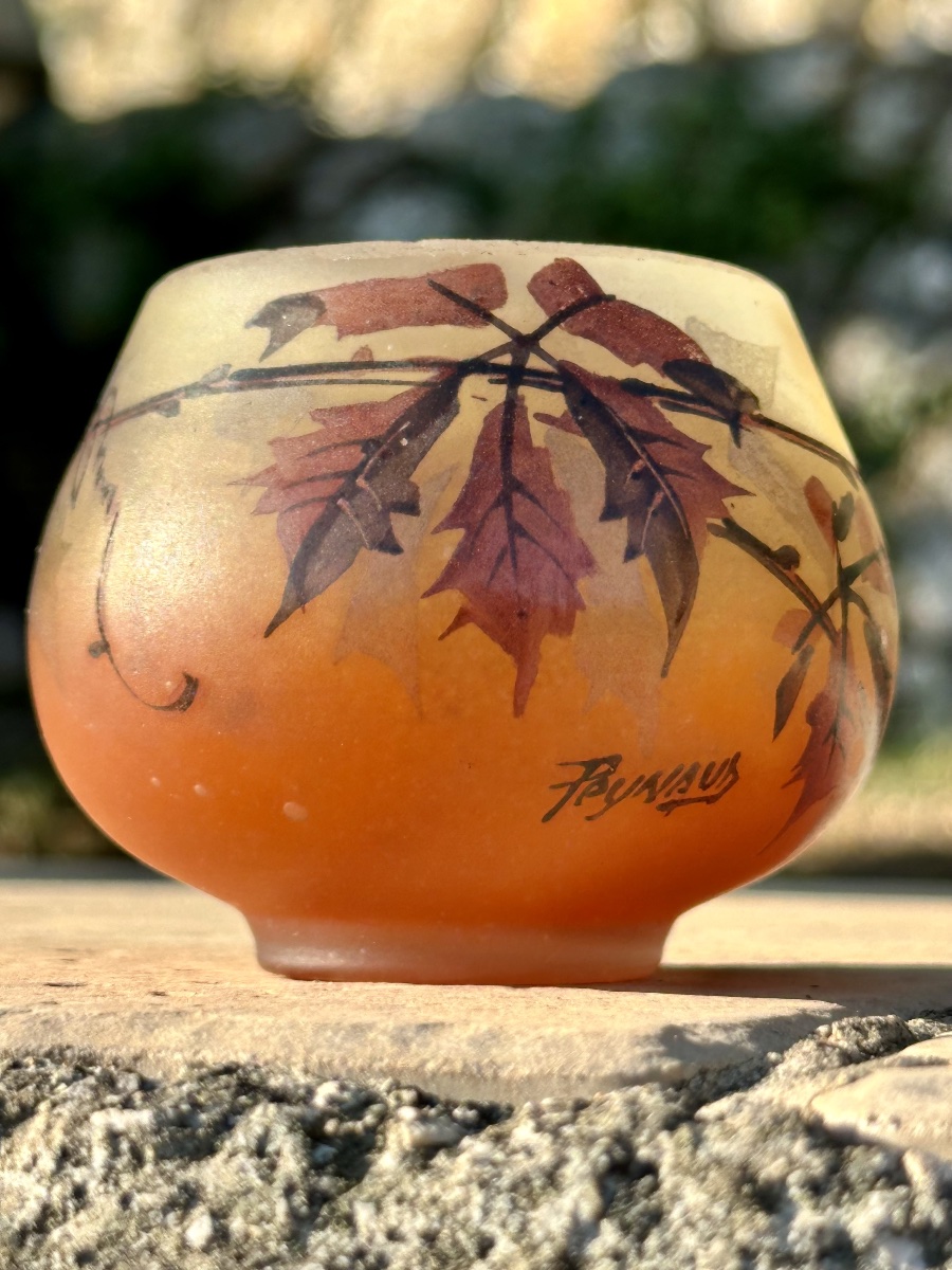 Vase miniature en verre dépoli par Jean-Simon Peynaud. Époque XX eme siècle.