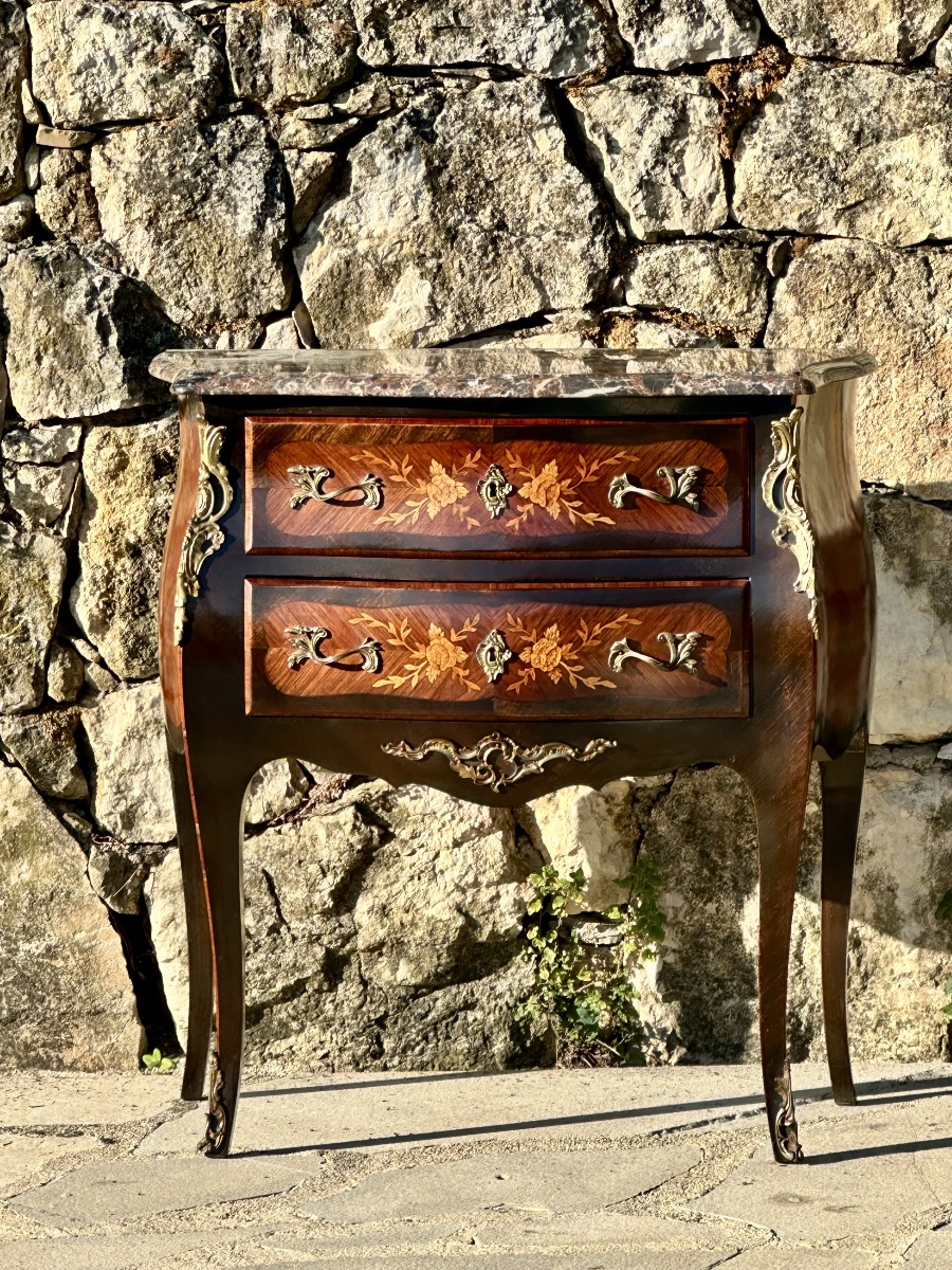 Petite commode sauteuse de style Louis XV en marqueterie de bois précieux.Époque XX eme siècle.-photo-2