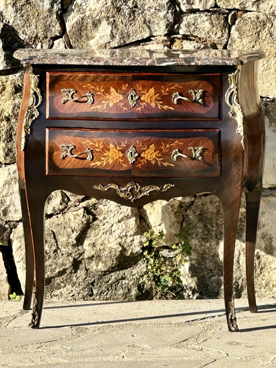 Petite commode sauteuse de style Louis XV en marqueterie de bois précieux.Époque XX eme siècle.-photo-3