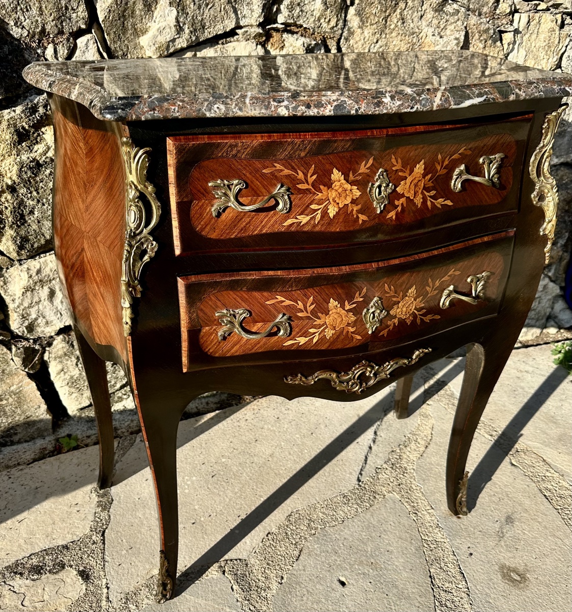 Petite commode sauteuse de style Louis XV en marqueterie de bois précieux.Époque XX eme siècle.-photo-4