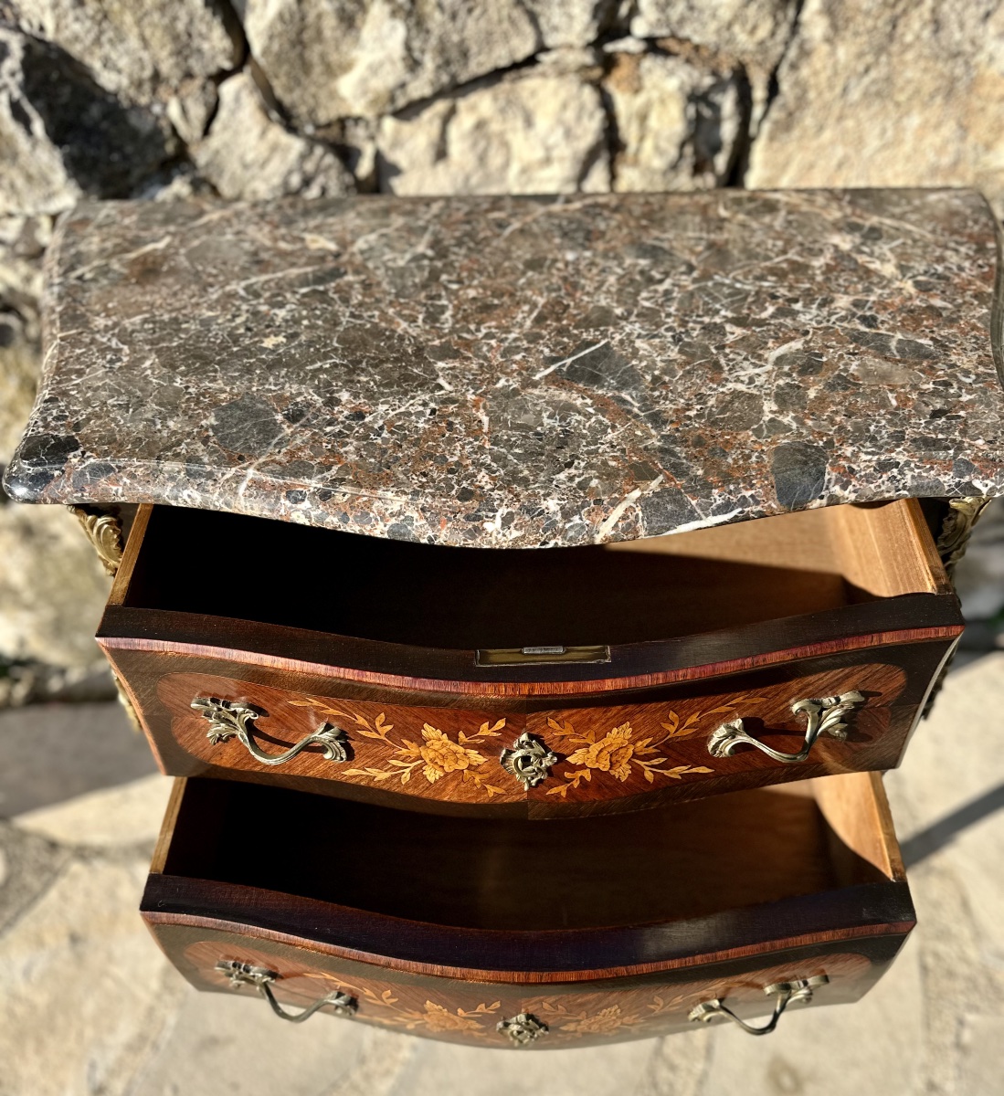 Petite commode sauteuse de style Louis XV en marqueterie de bois précieux.Époque XX eme siècle.-photo-1