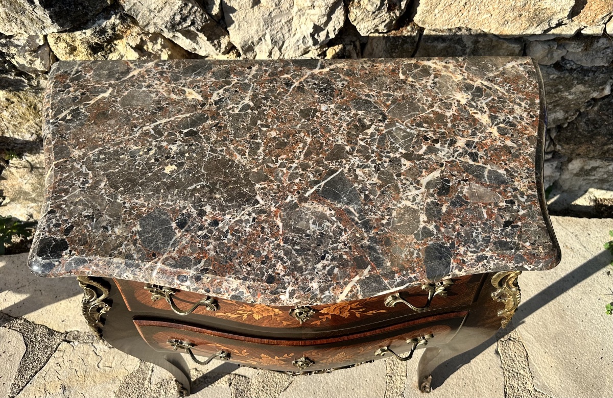 Petite commode sauteuse de style Louis XV en marqueterie de bois précieux.Époque XX eme siècle.-photo-2