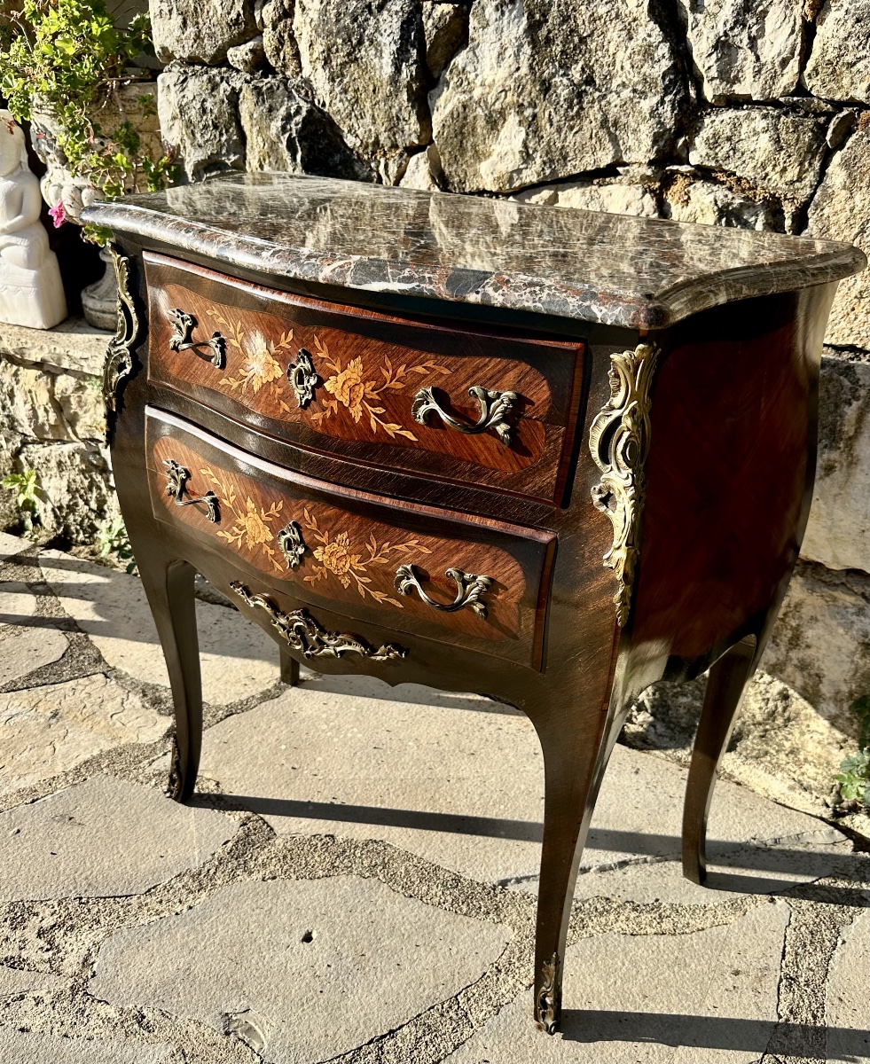 Petite commode sauteuse de style Louis XV en marqueterie de bois précieux.Époque XX eme siècle.-photo-3
