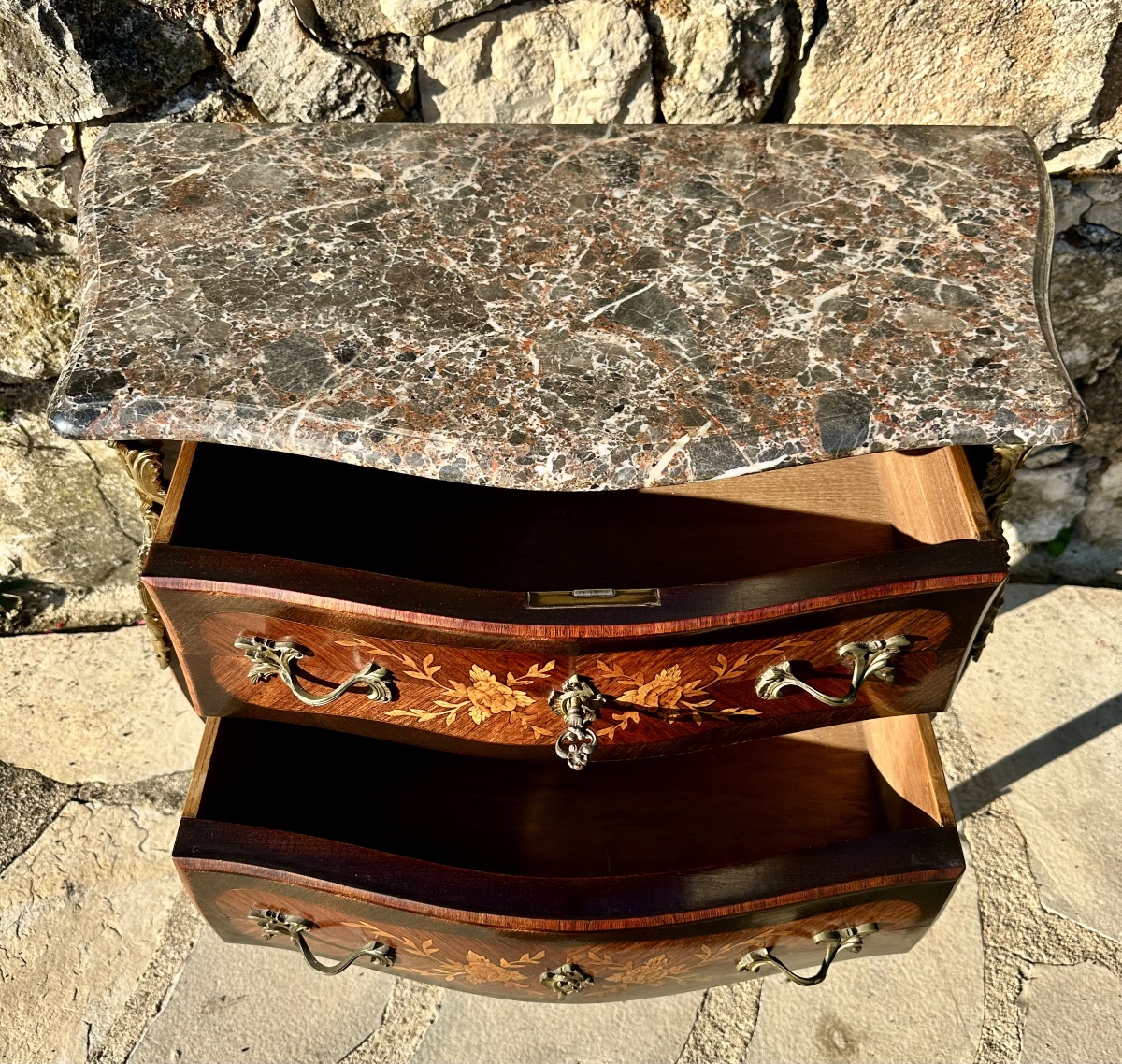 Petite commode sauteuse de style Louis XV en marqueterie de bois précieux.Époque XX eme siècle.-photo-4