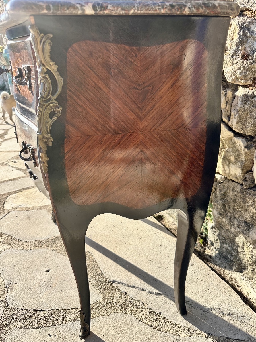 Petite commode sauteuse de style Louis XV en marqueterie de bois précieux.Époque XX eme siècle.-photo-6