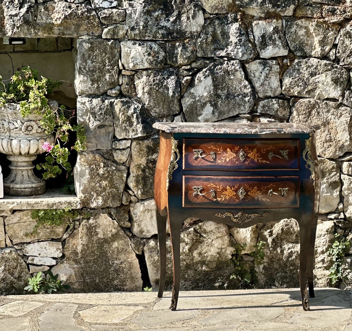Petite commode sauteuse de style Louis XV en marqueterie de bois précieux.Époque XX eme siècle.