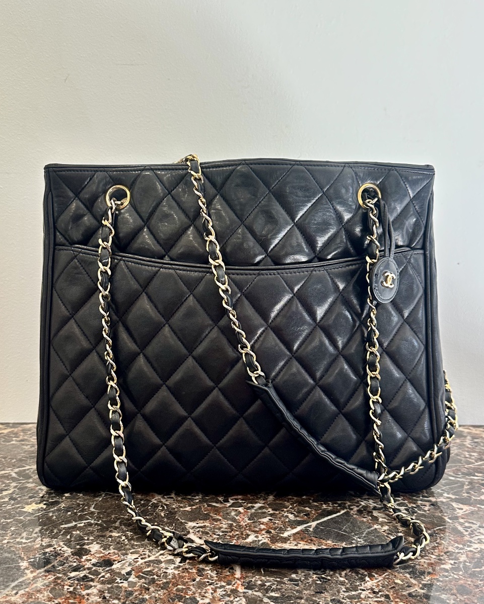Grand Sac Cabas Chanel Vintage en cuir d’agneau noir. Ère Karl Lagerfeld  Circa 1986/19888.