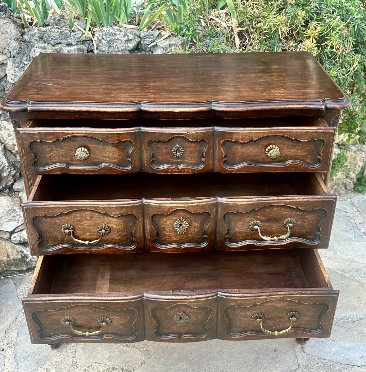 Commode Sauteuse en Bois Massif mouluré et sculpté de style Louis XV.-photo-2