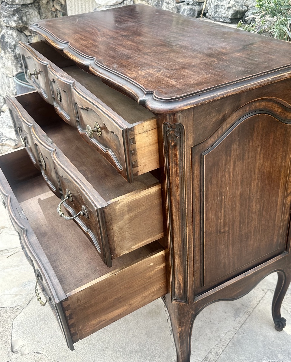 Commode Sauteuse en Bois Massif mouluré et sculpté de style Louis XV.-photo-3