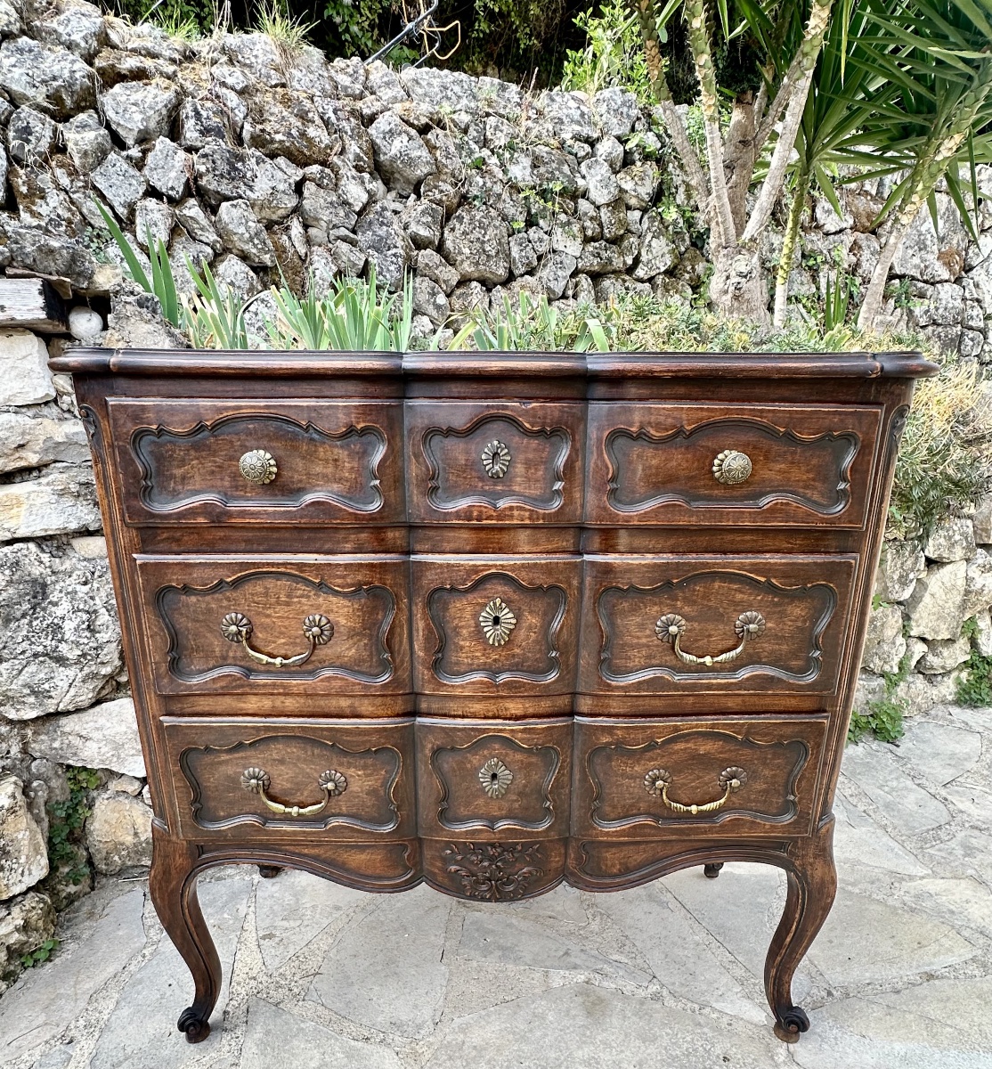 Commode Sauteuse en Bois Massif mouluré et sculpté de style Louis XV.-photo-4