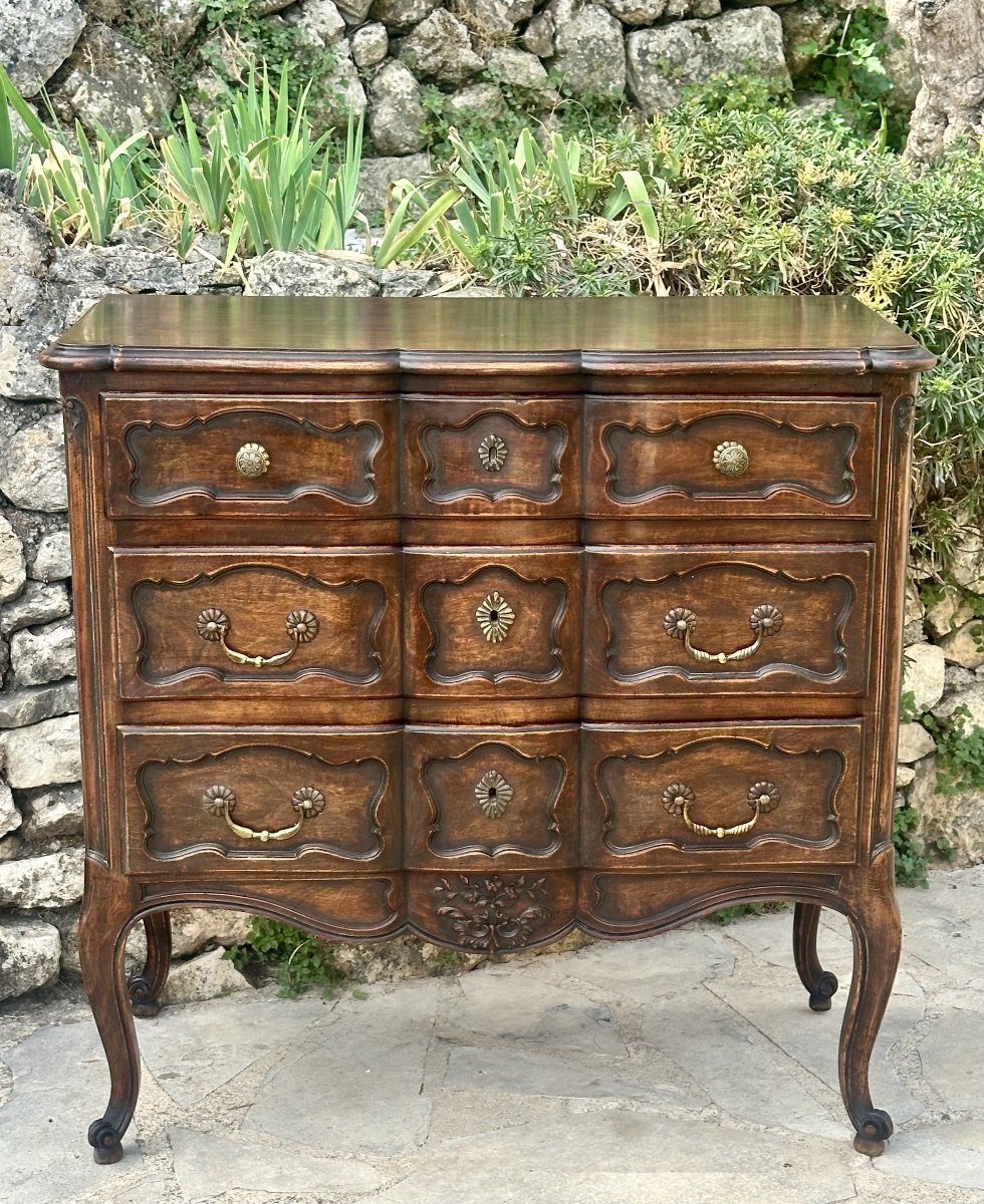 Commode Sauteuse en Bois Massif mouluré et sculpté de style Louis XV.
