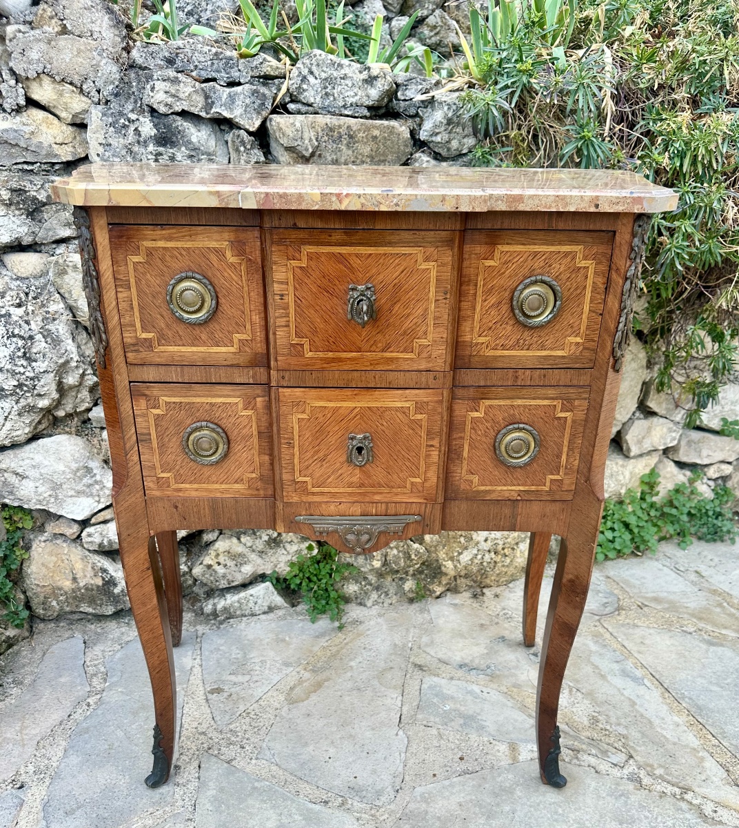 A 20th-century Transition-style Chest Of Drawers With A Raised Front Panel, Featuring Wood Marquetry.-photo-1