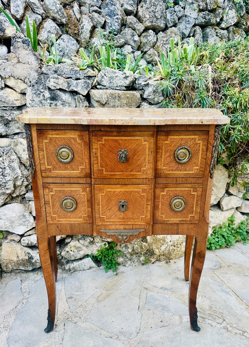 A 20th-century Transition-style Chest Of Drawers With A Raised Front Panel, Featuring Wood Marquetry.