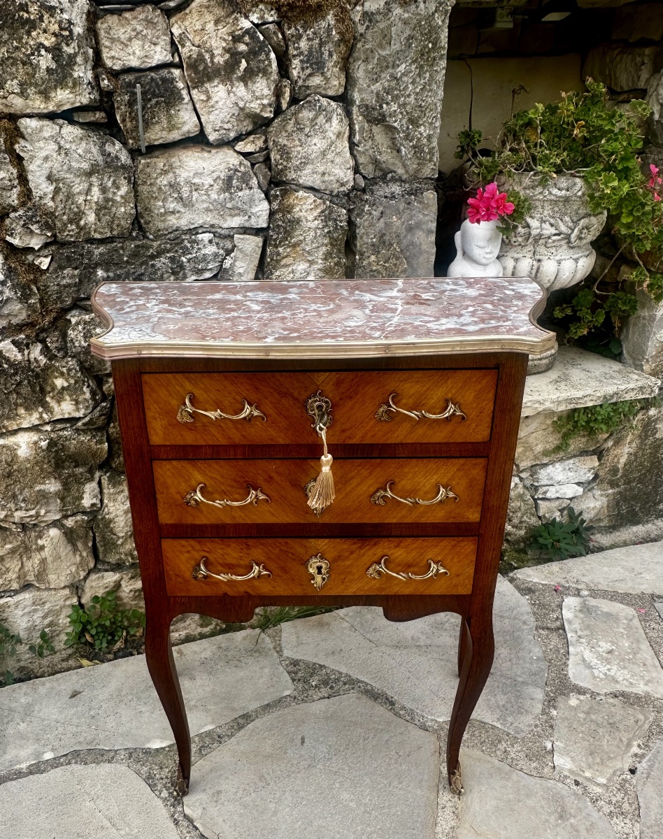 Commode en Marqueterie de bois précieux de style Transition.Époque XX eme siècle.