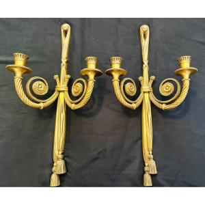 Paire d’Appliques Murales de style Louis XVI en Bronze Doré .XX eme siècle.