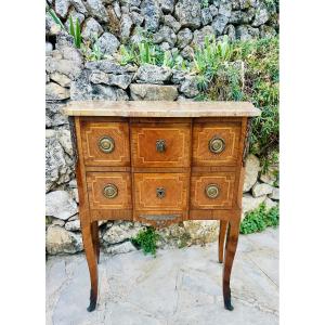 A 20th-century Transition-style Chest Of Drawers With A Raised Front Panel, Featuring Wood Marquetry.