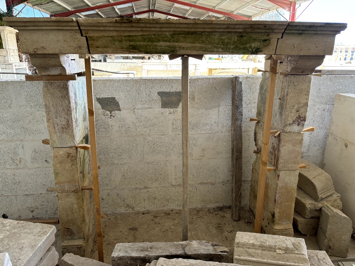 19th-century Rustic-style Fireplace With Keystone Lintel