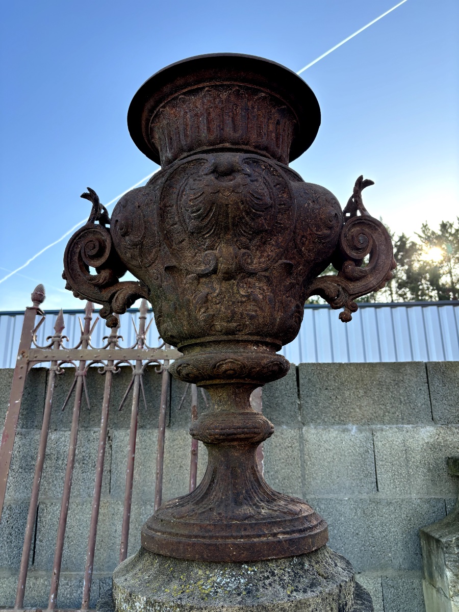 Set Of Three Sculpted Cast Iron Pots With Hard Stone Base-photo-2