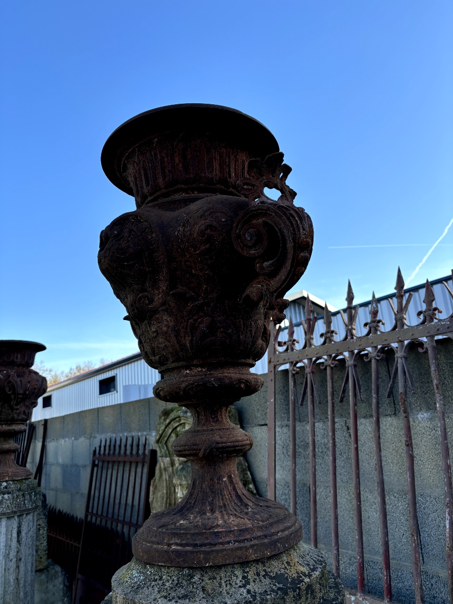 Set Of Three Sculpted Cast Iron Pots With Hard Stone Base-photo-1