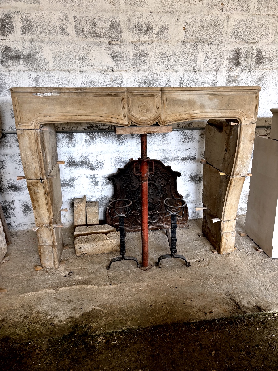 très belle cheminée 18eme en pierre calcaire