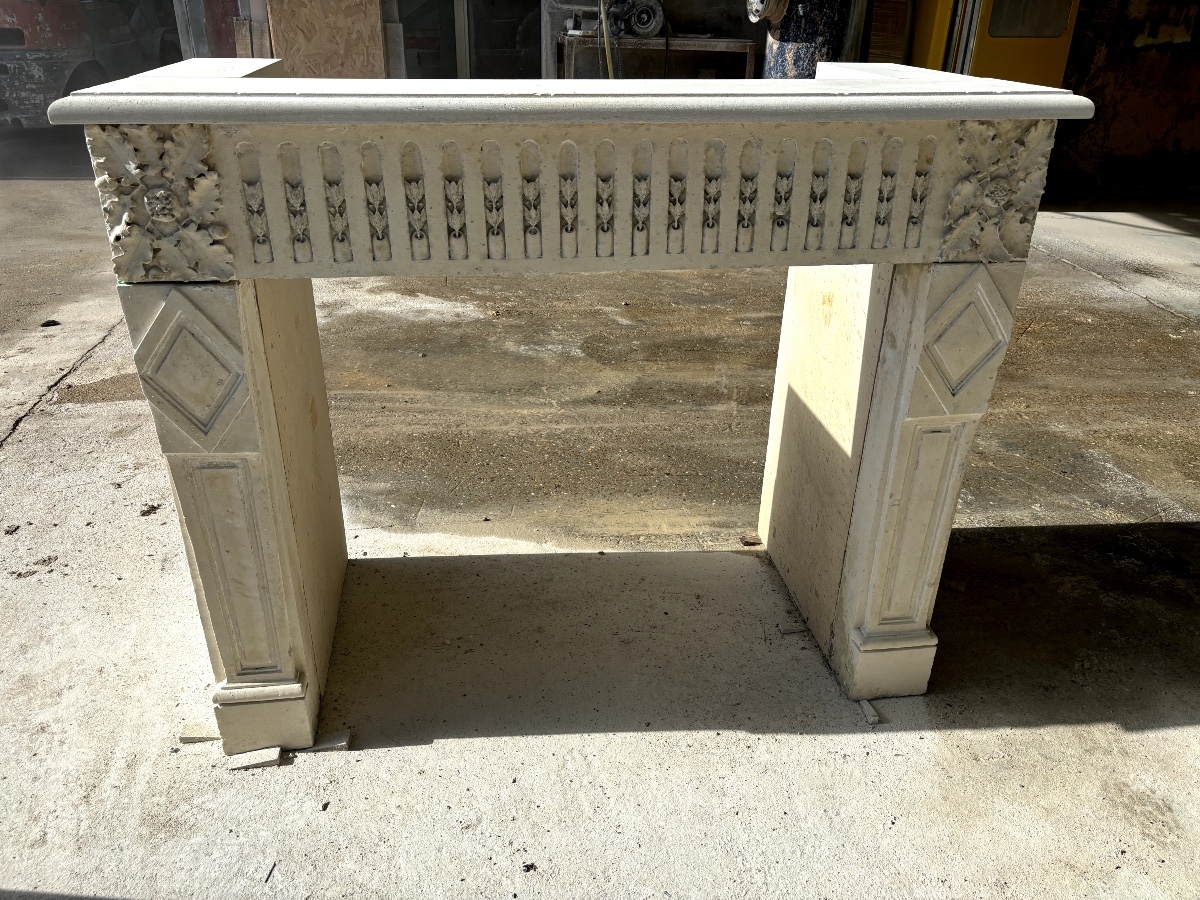 cheminee en pierre calcaire finement sculpter