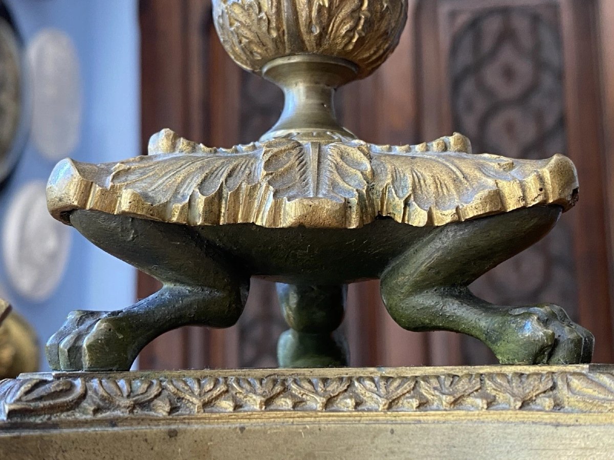 Pair de bougeoirs flambeaux en bronze doré de style Empire, époque restauration, vers 1810-photo-1
