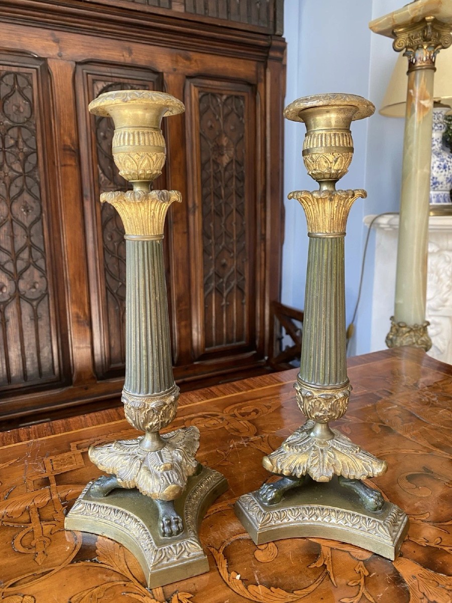 Pair de bougeoirs flambeaux en bronze doré de style Empire, époque restauration, vers 1810