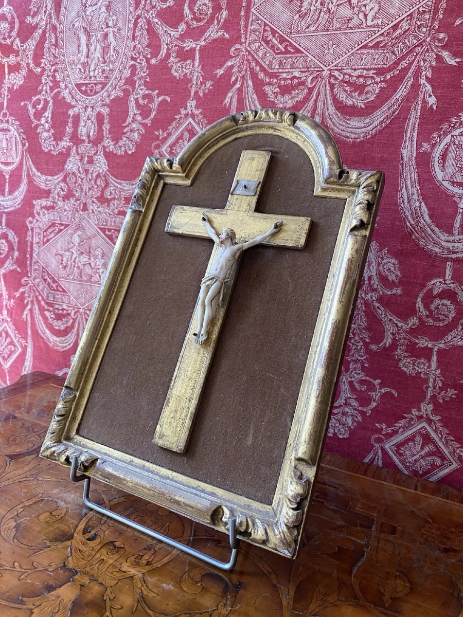 Ivory Hand Sculpted Christ Crucifix In A Gilded Frame, Late 19th Century-photo-3
