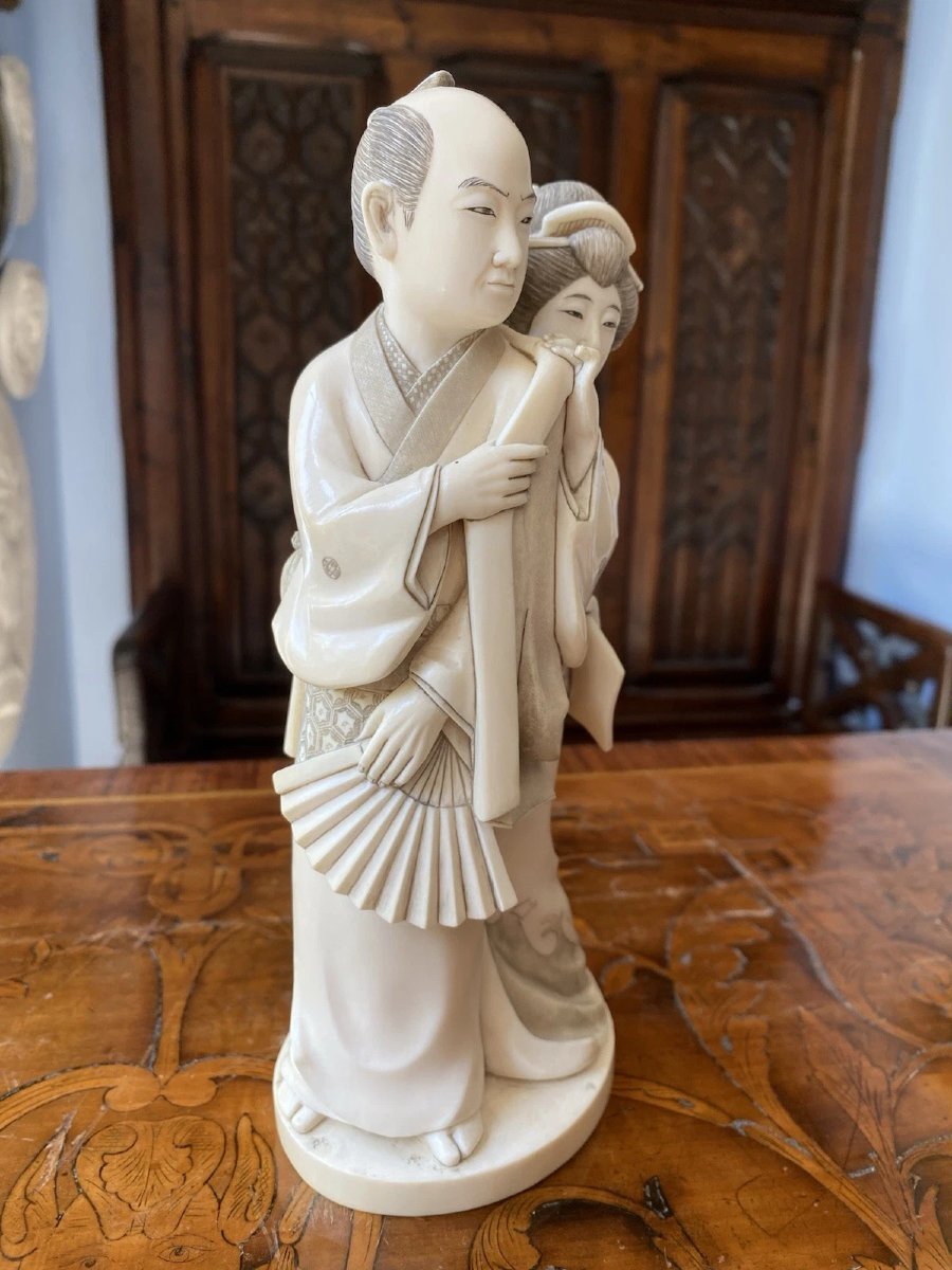 Okimono En Ivoire Sculpté, école De Tokyo Représentant un couple en tenu traditionnelle. Meiji-photo-3