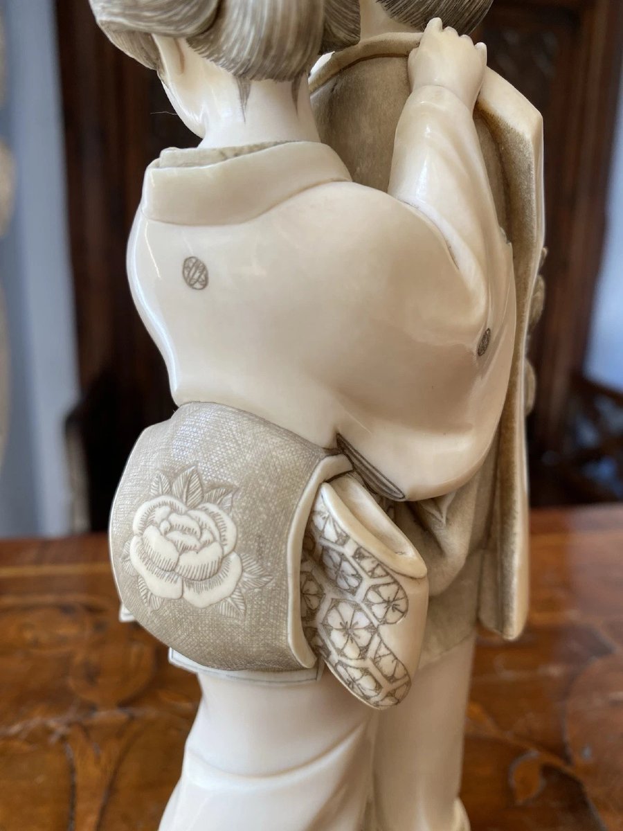 Okimono En Ivoire Sculpté, école De Tokyo Représentant un couple en tenu traditionnelle. Meiji-photo-4