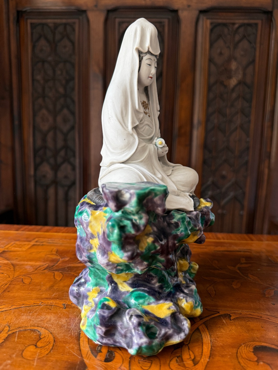 White Porcelain Statuette With Polychrome Enamel Decoration Of A Seated Woman Kidijoten - Japan - 19th Century-photo-2