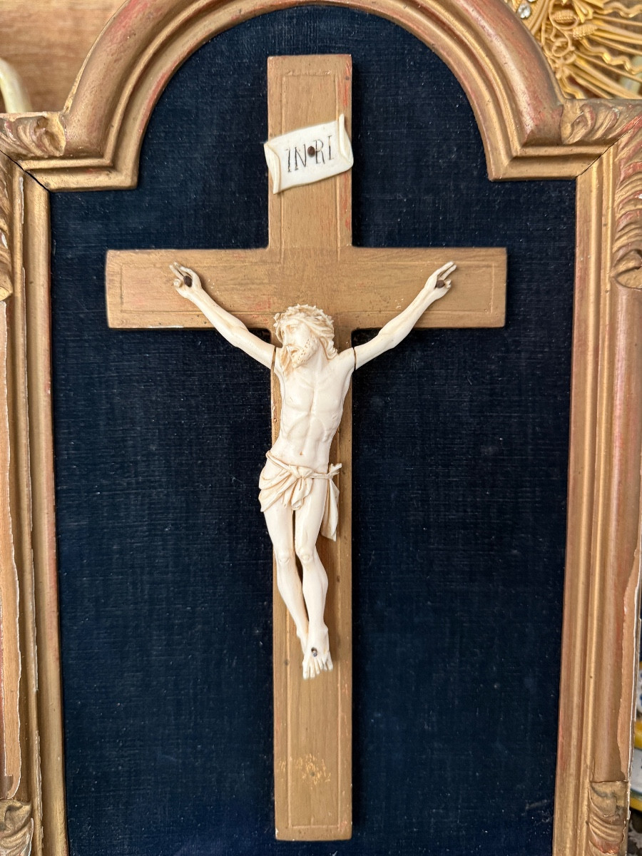 Christ en ivoire dans un cadre sculpté doré sur fond velours - Fin XIXe siècle - INRI-photo-3