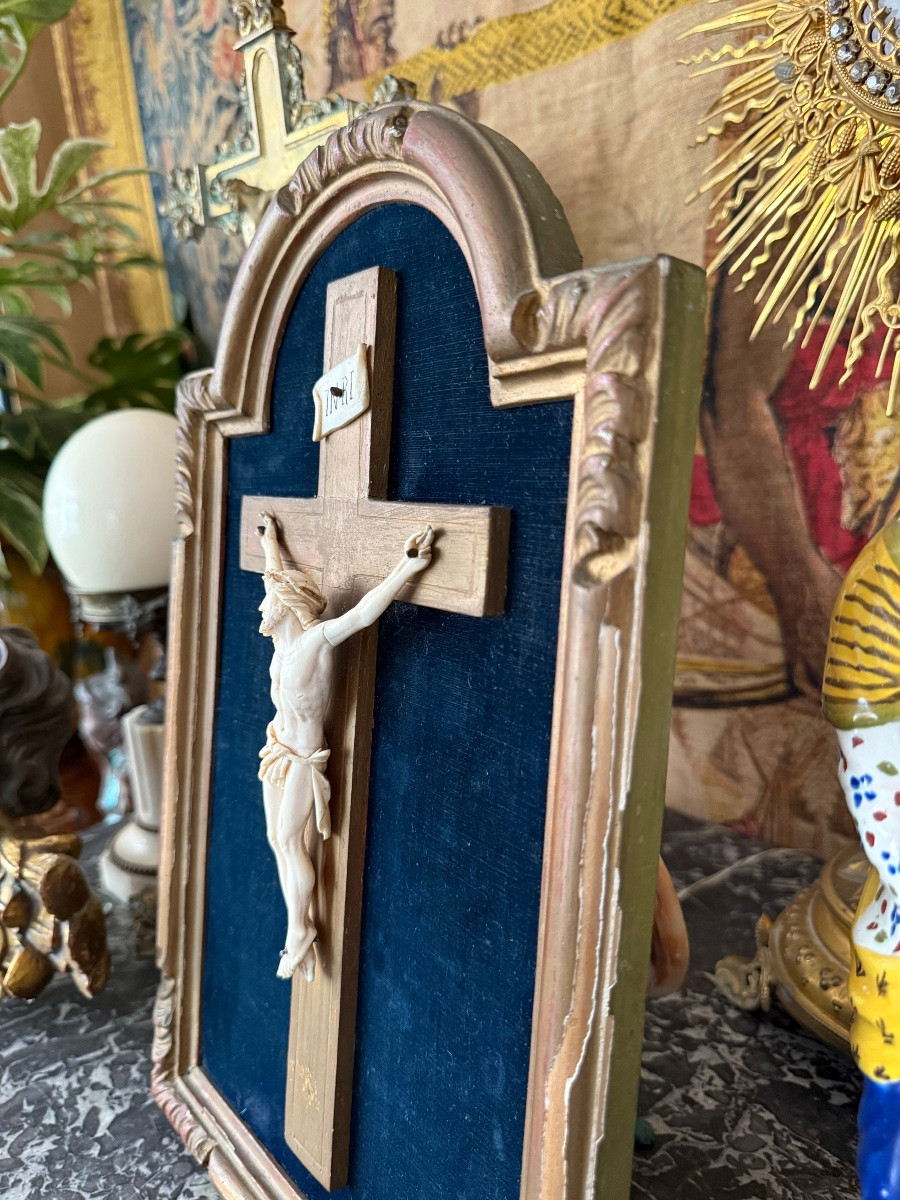 Christ en ivoire dans un cadre sculpté doré sur fond velours - Fin XIXe siècle - INRI-photo-2