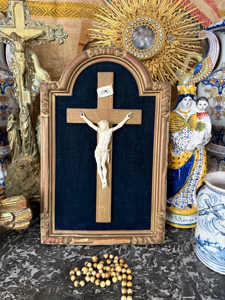 Christ en ivoire dans un cadre sculpté doré sur fond velours - Fin XIXe siècle - INRI