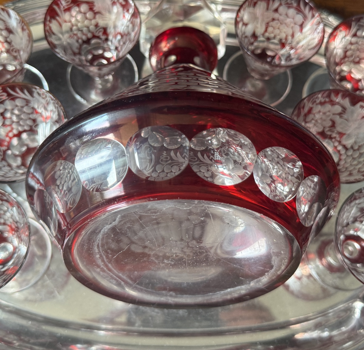 Service à  liqueur en cristal de Bohème rouge XIXe - taillé main, 8 verres et 1 carafes-photo-2