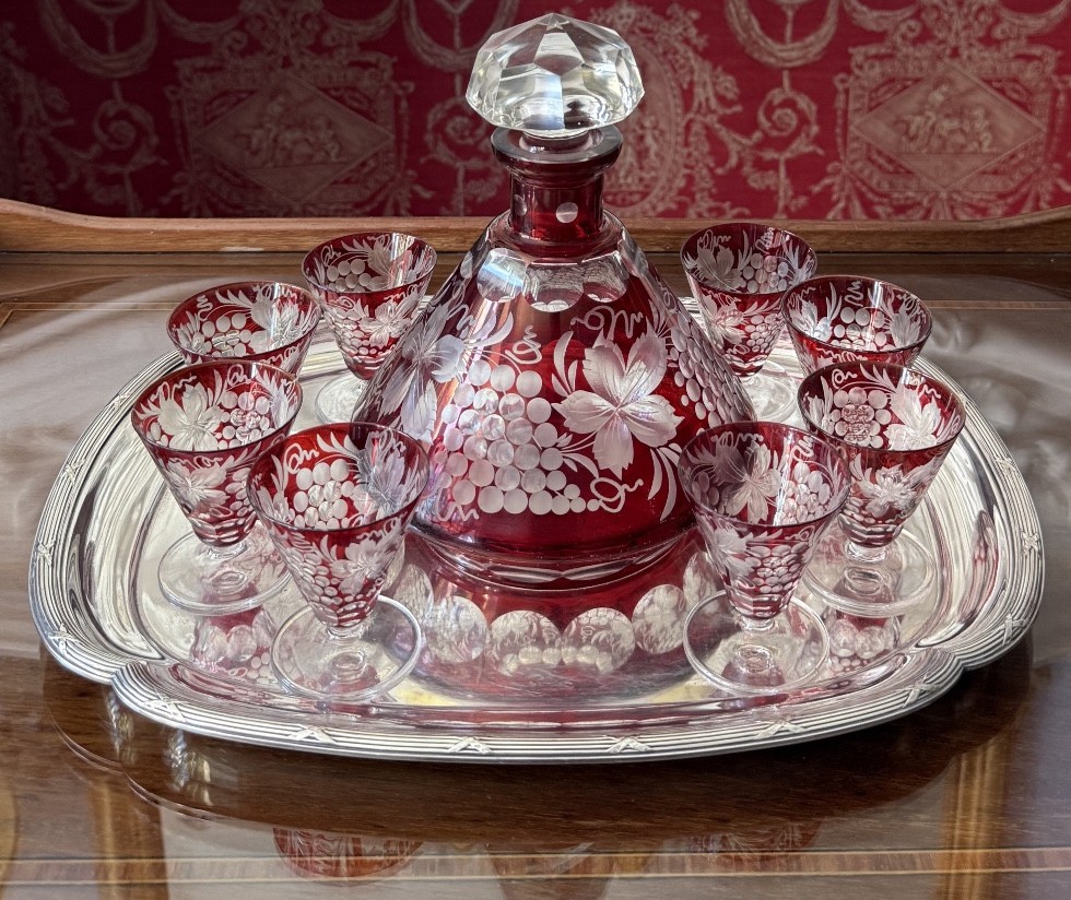 Service à  liqueur en cristal de Bohème rouge XIXe - taillé main, 8 verres et 1 carafes