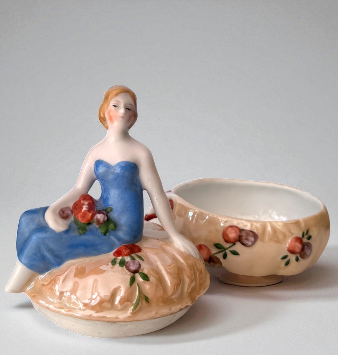 Boite à poudre en porcelaine figurative - femme assise -  Circa 1920-photo-4