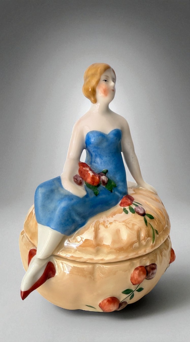 Boite à poudre en porcelaine figurative - femme assise -  Circa 1920-photo-1