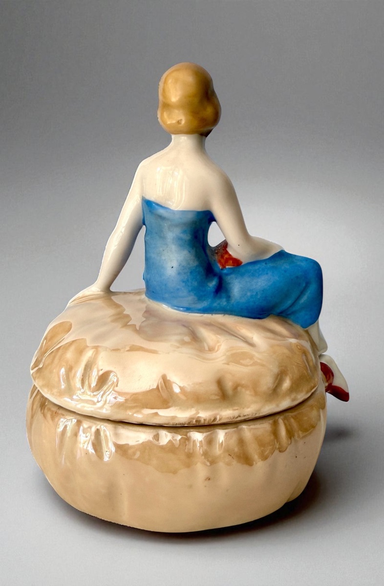 Boite à poudre en porcelaine figurative - femme assise -  Circa 1920-photo-2