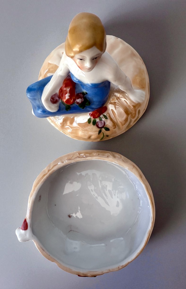 Boite à poudre en porcelaine figurative - femme assise -  Circa 1920-photo-3