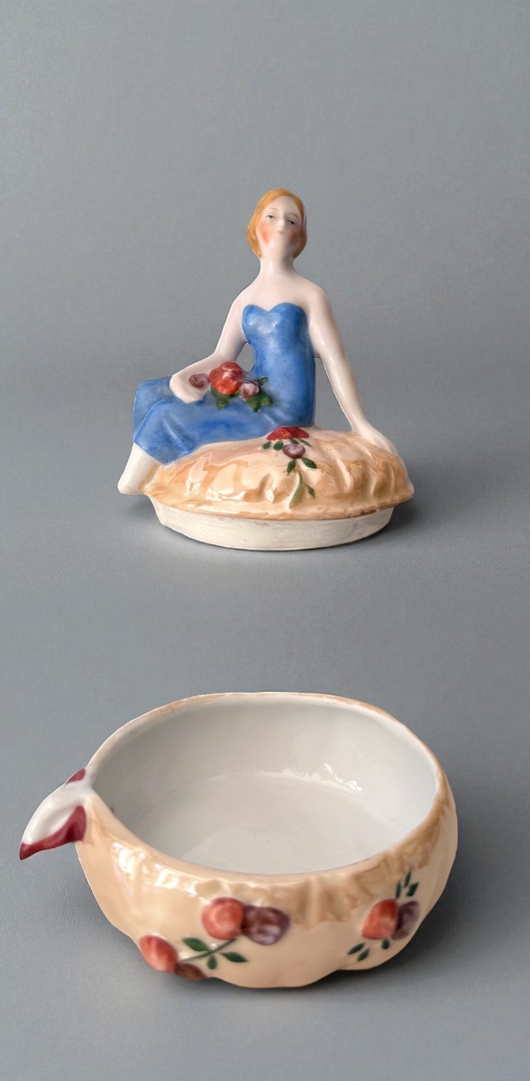Boite à poudre en porcelaine figurative - femme assise -  Circa 1920-photo-4