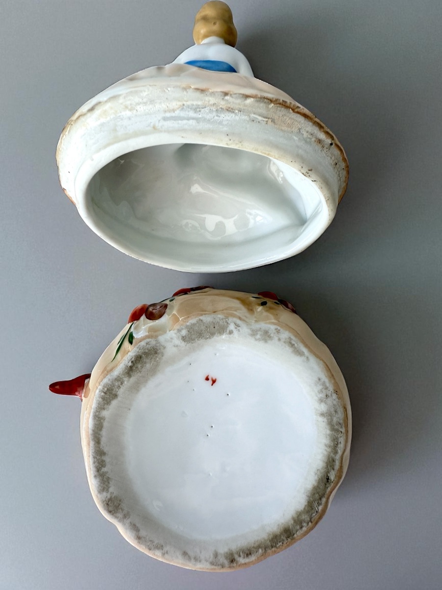 Boite à poudre en porcelaine figurative - femme assise -  Circa 1920-photo-5