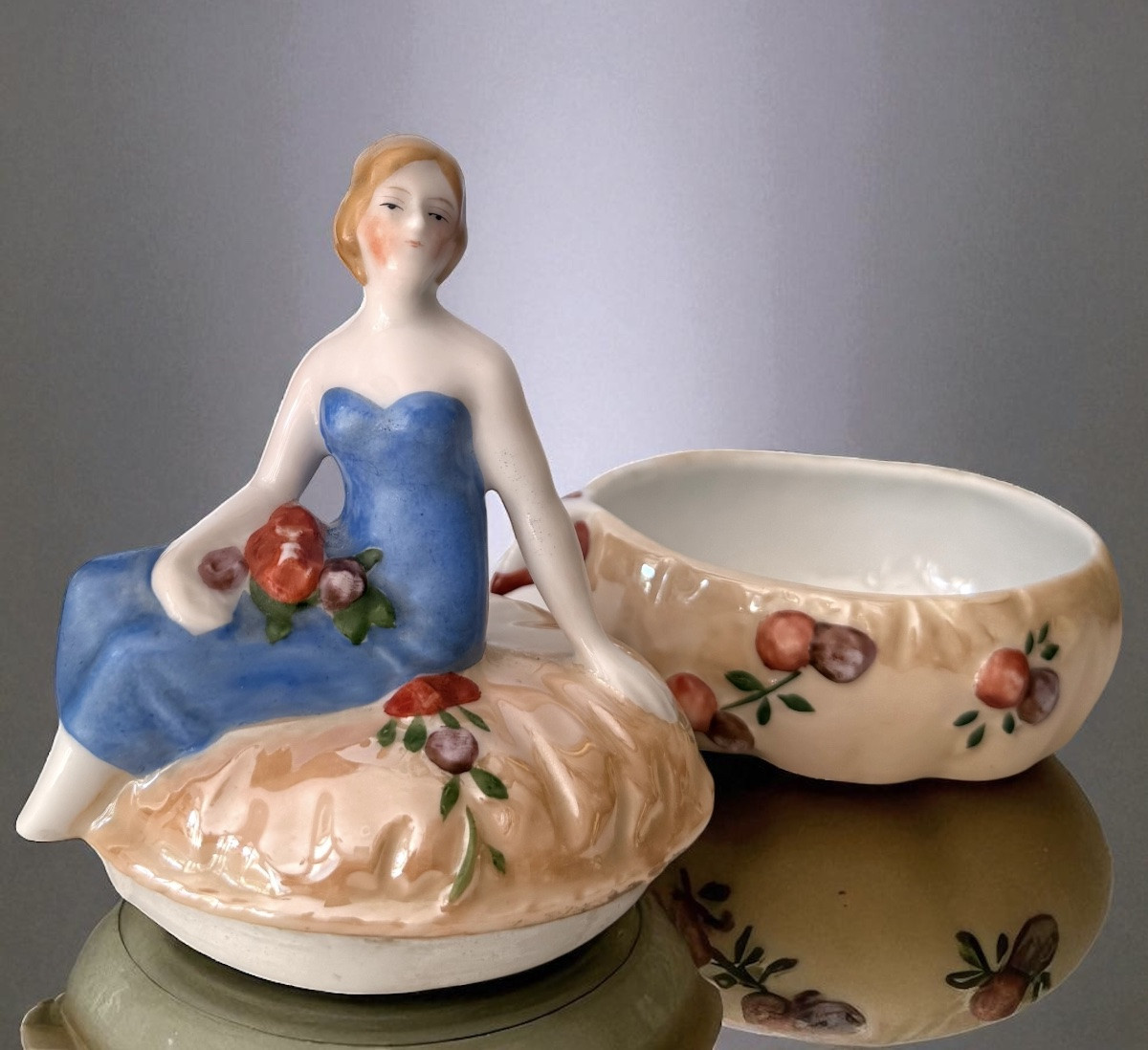 Boite à poudre en porcelaine figurative - femme assise -  Circa 1920-photo-7