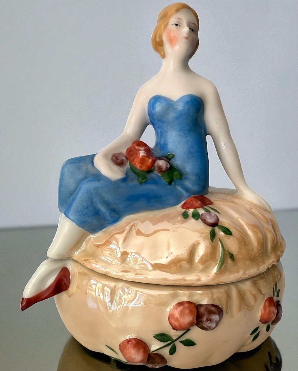 Boite à poudre en porcelaine figurative - femme assise -  Circa 1920